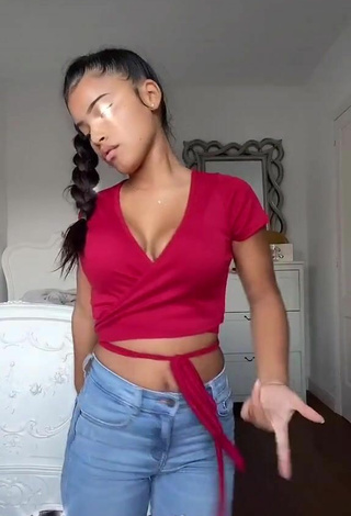 3. kerlytaaaaa Shows Cleavage in Sweet Red Crop Top