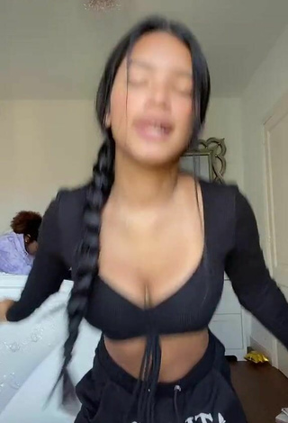 2. Attractive kerlytaaaaa Shows Cleavage in Black Crop Top