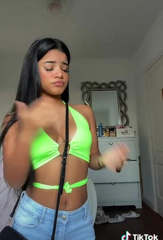 4. Luscious kerlytaaaaa Shows Cleavage in Lime Green Crop Top