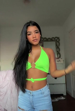 2. Elegant kerlytaaaaa Shows Cleavage in Lime Green Crop Top