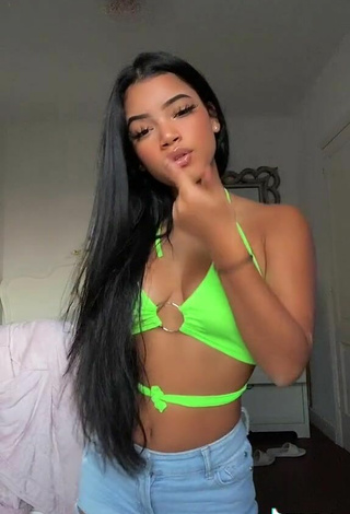 3. Elegant kerlytaaaaa Shows Cleavage in Lime Green Crop Top