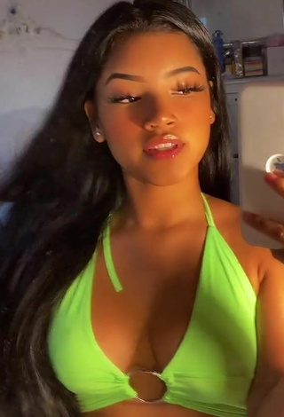 2. Sensual kerlytaaaaa Shows Cleavage in Lime Green Crop Top