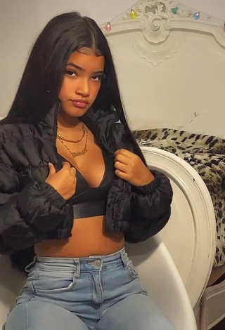 Beautiful kerlytaaaaa Shows Cleavage in Sexy Crop Top