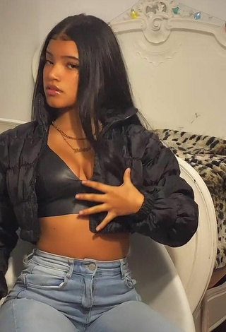 4. Beautiful kerlytaaaaa Shows Cleavage in Sexy Crop Top