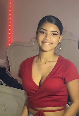 2. Sexy kerlytaaaaa Shows Cleavage in Red Crop Top