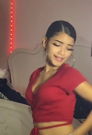 3. Sexy kerlytaaaaa Shows Cleavage in Red Crop Top