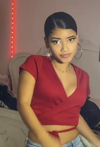 5. Sexy kerlytaaaaa Shows Cleavage in Red Crop Top