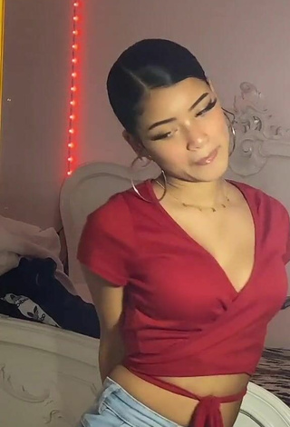 Dazzling kerlytaaaaa Shows Cleavage in Inviting Red Crop Top