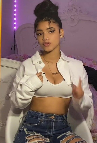 Amazing kerlytaaaaa Shows Cleavage in Hot White Crop Top