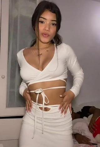 2. Gorgeous kerlytaaaaa Shows Cleavage in Alluring White Crop Top