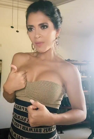 2. Kimberly Flores Demonstrates Alluring Cleavage