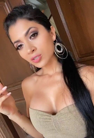 Magnetic Kimberly Flores Shows Cleavage