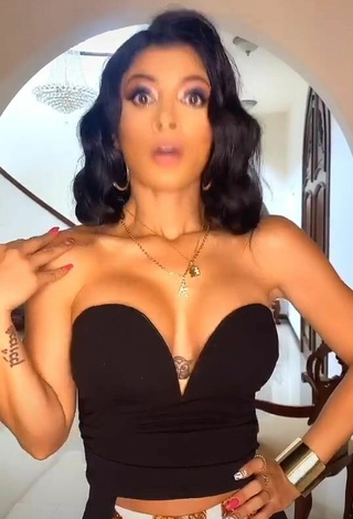 Erotic Kimberly Flores Shows Cleavage in Black Crop Top