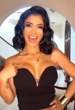 2. Erotic Kimberly Flores Shows Cleavage in Black Crop Top