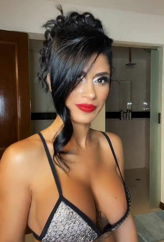 4. Amazing Kimberly Flores Shows Cleavage in Hot Silver Bikini Top