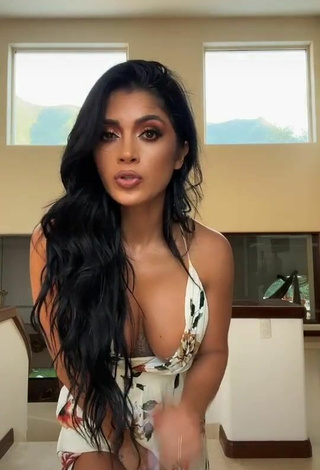 2. Dazzling Kimberly Flores Shows Cleavage