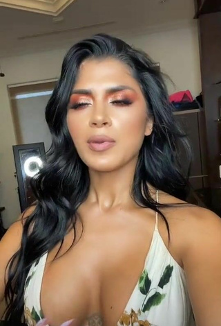 Hottest Kimberly Flores Shows Cleavage