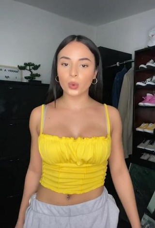 2. Cute Leslie Contreras Shows Cleavage in Crop Top