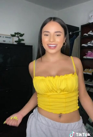 3. Cute Leslie Contreras Shows Cleavage in Crop Top