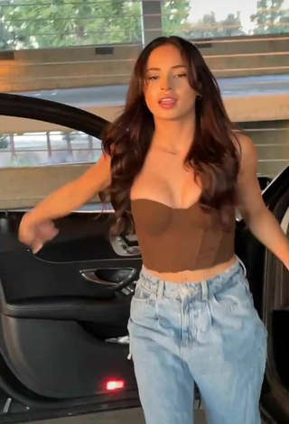 2. Hot Leslie Contreras in Brown Crop Top