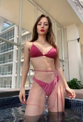 3. Andrea Caro Looks Gorgeous in Pink Bikini at the Swimming Pool