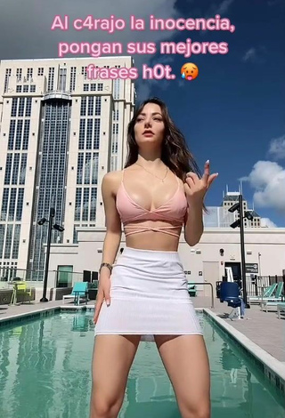 2. Luscious Andrea Caro Shows Cleavage in Pink Crop Top at the Pool