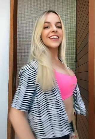 4. Hottie Lorella Verta Shows Cleavage in Pink Crop Top