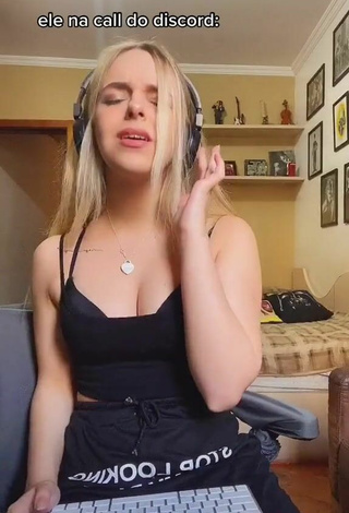 3. Sexy Lorella Verta Shows Cleavage in Black Crop Top