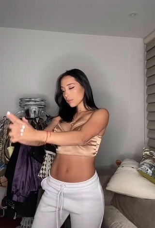 2. Titillating Luisa Fernanda Cataño Ríos in Golden Crop Top