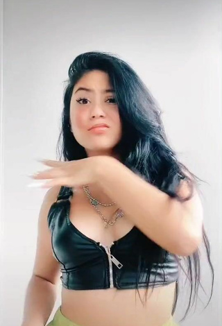 2. Titillating Mafe Vásquez in Black Crop Top