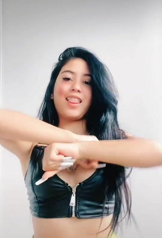 5. Titillating Mafe Vásquez in Black Crop Top