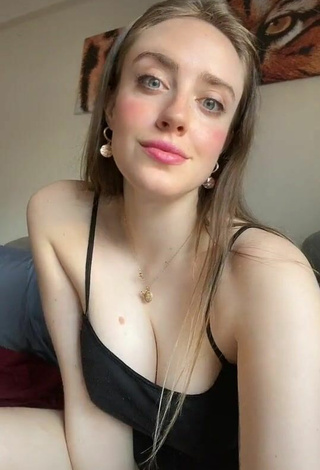 Sweet Magui Ansuz Shows Cleavage in Cute Black Top