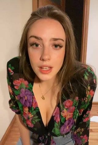 2. Hottest Magui Ansuz Shows Cleavage in Floral Crop Top