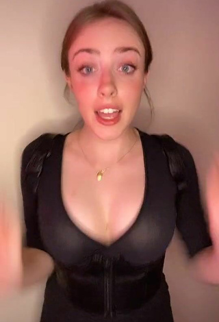 5. Alluring Magui Ansuz Shows Cleavage in Erotic Black Top