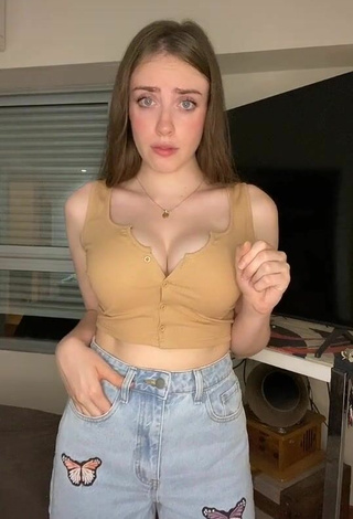 4. Really Cute Magui Ansuz Shows Cleavage in Beige Crop Top