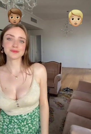 4. Dazzling Magui Ansuz Shows Cleavage in Inviting Beige Crop Top and Bouncing Boobs