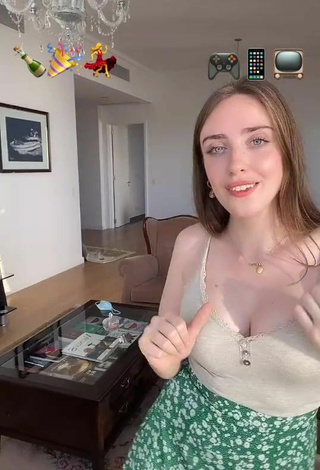 5. Dazzling Magui Ansuz Shows Cleavage in Inviting Beige Crop Top and Bouncing Boobs