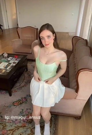 Hottie Magui Ansuz Shows Cleavage in Light Green Top