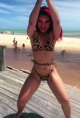 4. Titillating Mayca Delduque Shows Butt at the Beach