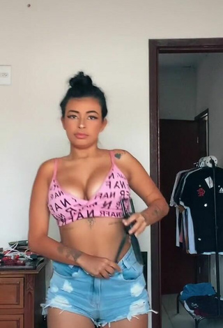 2. Luscious MC Lya Shows Cleavage in Crop Top and Bouncing Tits