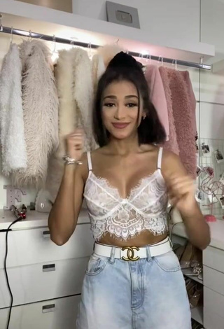 5. Cute Nanda Caroll Shows Cleavage in White Crop Top