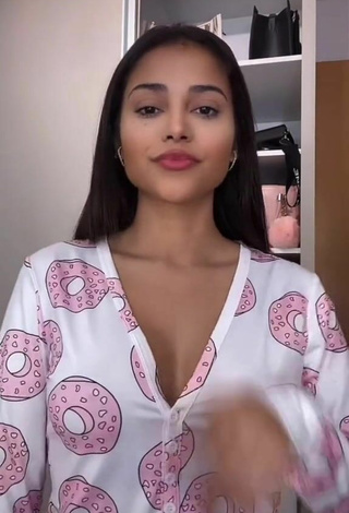 2. Sexy Nanda Caroll Shows Cleavage in Silver Crop Top