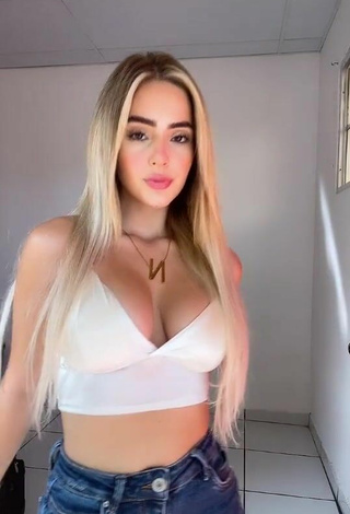 Breathtaking Nicolle Figueroa Shows Cleavage in White Crop Top and Bouncing Tits