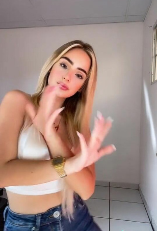 4. Breathtaking Nicolle Figueroa Shows Cleavage in White Crop Top and Bouncing Tits