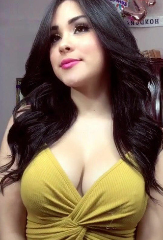 3. Beautiful Ónice Flores Shows Cleavage in Sexy Olive Crop Top