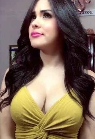 4. Beautiful Ónice Flores Shows Cleavage in Sexy Olive Crop Top