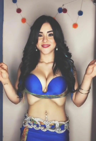 3. Hot Ónice Flores Shows Cleavage in Blue Bra while doing Belly Dance