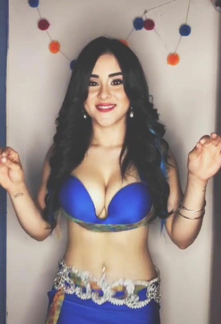 4. Hot Ónice Flores Shows Cleavage in Blue Bra while doing Belly Dance