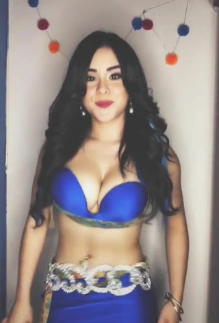 5. Hot Ónice Flores Shows Cleavage in Blue Bra while doing Belly Dance