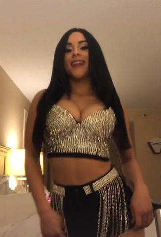 Titillating Ónice Flores Shows Cleavage in Silver Crop Top and Bouncing Boobs